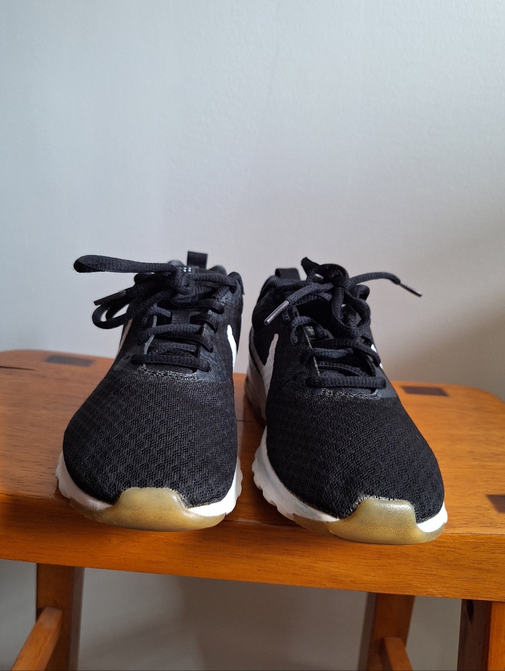Nike Women's Air Max Motion Sz 6 Black White - Picture 3 of 13